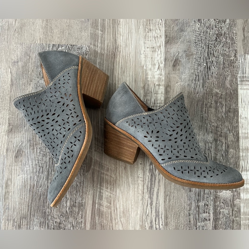 Sofft Gray Suede Laser-Cut Amberly Ankle Booties NWOT